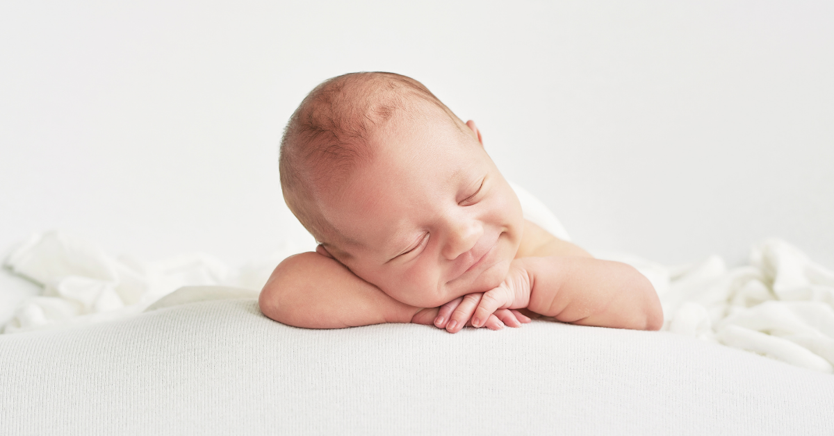 beba se spokojno smeje dok spava